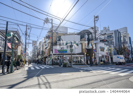 東京都品川區青物橫丁商店街和東海道南品川十字路口的街景 東京都品川區青物橫丁商店街和東海道南品川十字路口的街景 140444064