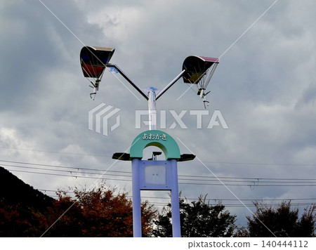 從兵庫縣丹波市道之站青垣停車場看到的滑翔傘紀念碑。 從兵庫縣丹波市道之站青垣停車場看到的滑翔傘紀念碑。 140444112