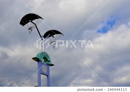A paragliding monument can be seen in the parking lot of Michi-no-Eki Aogaki (roadside station) in Tanba City, Hyogo Prefecture. A paragliding monument can be seen in the parking lot of Michi-no-Eki Aogaki (roadside station) in Tanba City, Hyogo Prefecture. 140444113