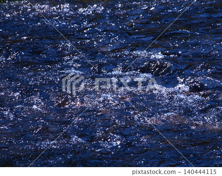 河流波光粼粼 河流波光粼粼 140444115
