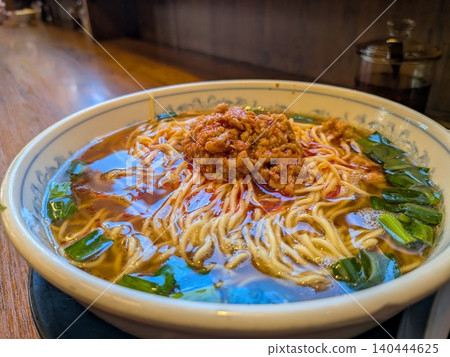 台灣拉麵和米飯套餐-當地一家中餐館的午餐 台灣拉麵和米飯套餐-當地一家中餐館的午餐 140444625