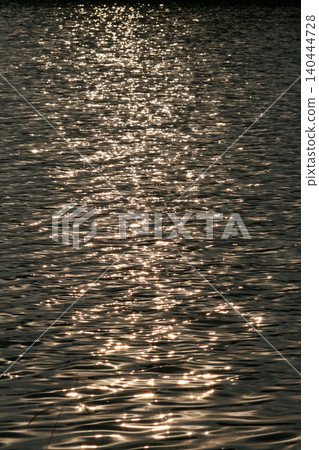 波光粼粼的金色海浪 140444728