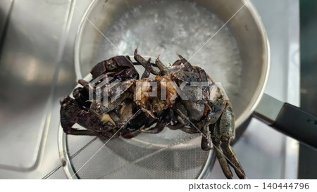 Boiling Thai Rice Field Crabs in a Pot with Mesh Strainer Boiling Thai Rice Field Crabs in a Pot with Mesh Strainer 140444796