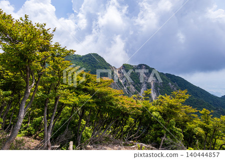 View of the Ookage scree slope from near the summit of Nekodake Mountain on Shakagatake Mountain (Mie and Shiga Prefectures). View of the Ookage scree slope from near the summit of Nekodake Mountain on Shakagatake Mountain (Mie and Shiga Prefectures). 140444857