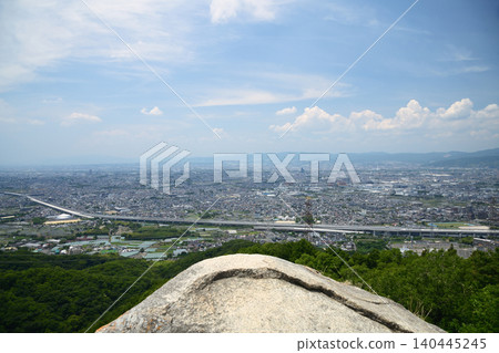 Koyasan (viewing the city of Osaka from Kannoniwa) [Katano City, Osaka Prefecture] 140445245