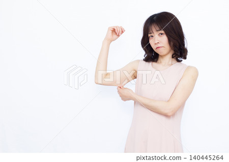 A woman care about his upper arm A woman care about his upper arm 140445264