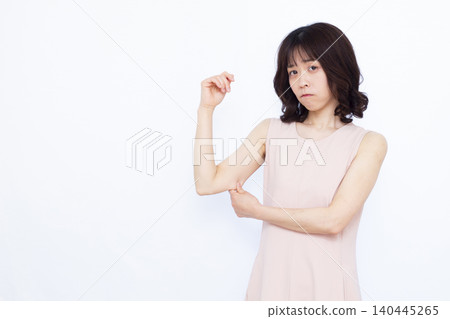 A woman care about his upper arm 140445265