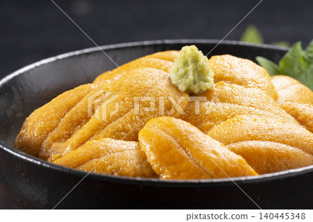 一道奢華的海鮮料理,以北海道新鮮海膽為主要食材,盛放在玻璃碗中,堆得滿滿的。 一道奢華的海鮮料理,以北海道新鮮海膽為主要食材,盛放在玻璃碗中,堆得滿滿的。 140445348