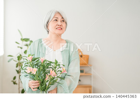 老年婦女在客廳插花(花療、插花) 老年婦女在客廳插花(花療、插花) 140445363