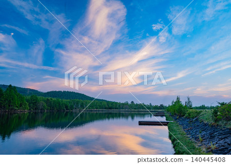 [Nagano Prefecture] Yachiho Plateau and Yachiho Lake bathed in the morning light 140445408
