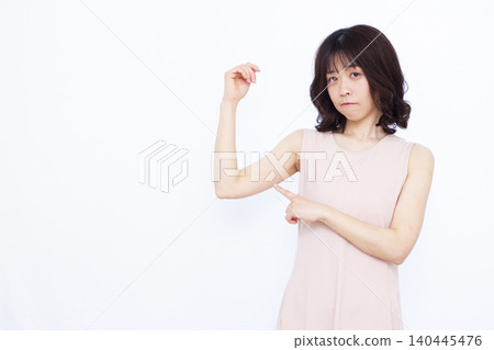 一個在乎上臂脂肪的女人 140445476