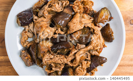 味噌炒茄子豬肉:一道經典的家常菜。 味噌炒茄子豬肉:一道經典的家常菜。 140445495