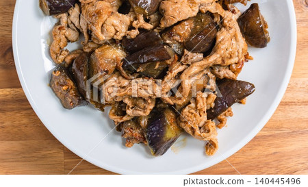 味噌炒茄子豬肉:一道經典的家常菜。 味噌炒茄子豬肉:一道經典的家常菜。 140445496