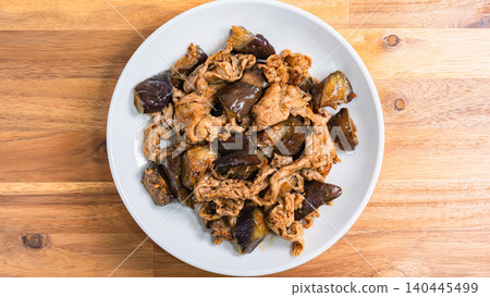 味噌炒茄子豬肉:一道經典的家常菜。 味噌炒茄子豬肉:一道經典的家常菜。 140445499