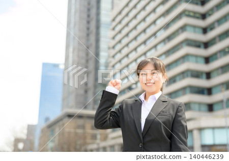 一位二十多歲的日本女性,在辦公室工作,擺出勝利的姿勢。 一位二十多歲的日本女性,在辦公室工作,擺出勝利的姿勢。 140446239