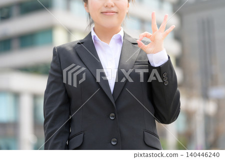 一位二十多歲的日本女白領做了個OK手勢。 一位二十多歲的日本女白領做了個OK手勢。 140446240