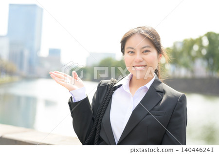 一位二十多歲的日本女白領負責解說。 一位二十多歲的日本女白領負責解說。 140446241