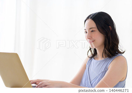 一位日本女子正在看她的筆記型電腦 一位日本女子正在看她的筆記型電腦 140446271