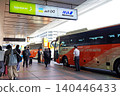 The bus stops and limousine buses at Haneda Airport are crowded with tourists and business travelers. 140446433