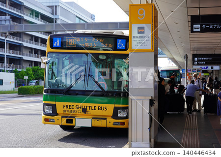 Free inter-terminal shuttle buses and tourists waiting for departure at Haneda Airport Terminal 2. Free inter-terminal shuttle buses and tourists waiting for departure at Haneda Airport Terminal 2. 140446434