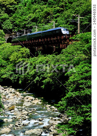 日輪列車穿過蒼太郎碼頭鬱鬱蔥蔥的綠地。 140446938