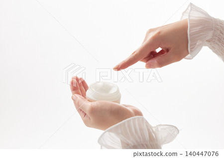 一位二十多歲女性的手上沾滿了細小的氣泡。 一位二十多歲女性的手上沾滿了細小的氣泡。 140447076