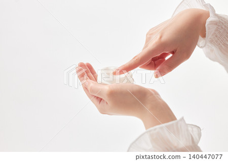 一位二十多歲女性的手上沾滿了細小的氣泡。 140447077