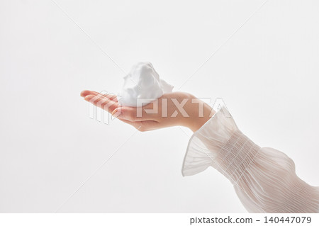 一位二十多歲女性的手上沾滿了細小的氣泡。 一位二十多歲女性的手上沾滿了細小的氣泡。 140447079