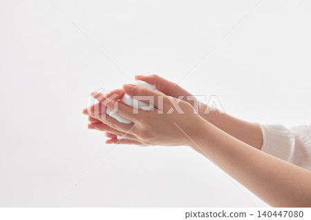 一位二十多歲女性的手上沾滿了細小的氣泡。 140447080