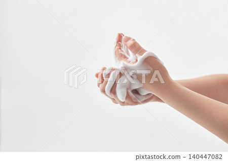 一位二十多歲女性的手上沾滿了細小的氣泡。 一位二十多歲女性的手上沾滿了細小的氣泡。 140447082