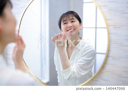 一位老婦人在刷牙 一位老婦人在刷牙 140447098
