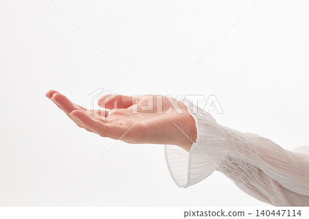 Hands of a woman in her 20s Hands of a woman in her 20s 140447114