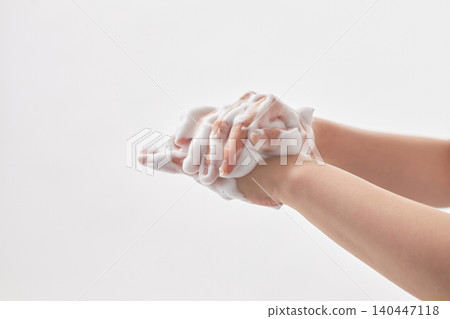 一位二十多歲女性的手上沾滿了細小的氣泡。 一位二十多歲女性的手上沾滿了細小的氣泡。 140447118