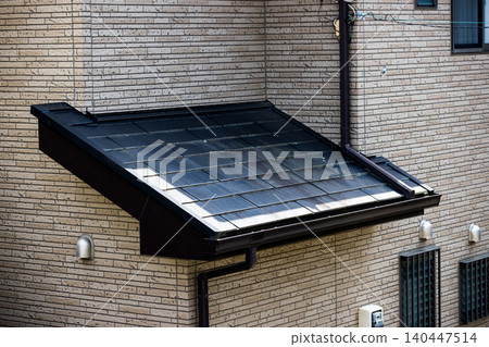 Slate roof maintenance for detached houses 140447514