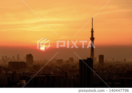 東京、東京晴空塔和日落的天空 140447796