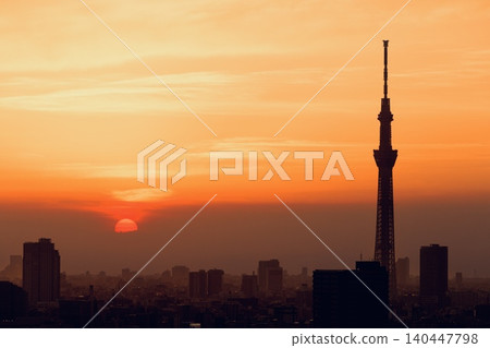 東京、東京晴空塔和日落的天空 140447798