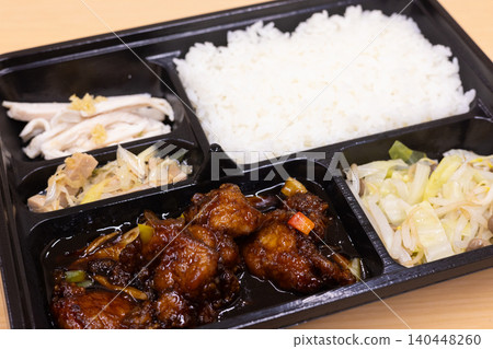 美味的糖醋豬肉便當盒 美味的糖醋豬肉便當盒 140448260