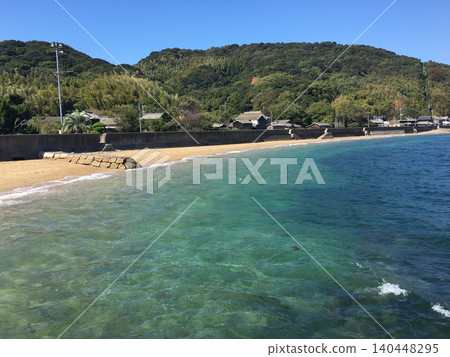 清澈見底的海水和寧靜的海濱村莊(夏季,海景) 清澈見底的海水和寧靜的海濱村莊(夏季,海景) 140448295