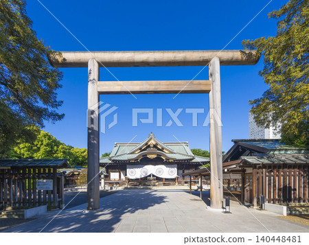 靖國神社的中門Torii和信徒 靖國神社的中門Torii和信徒 140448481