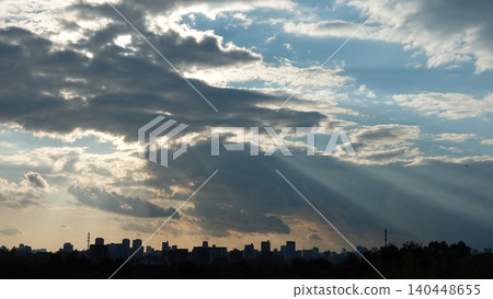 暮光透過雲層的縫隙照射進來。 140448655