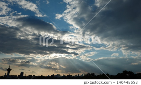 暮光透過雲層的縫隙照射進來。 暮光透過雲層的縫隙照射進來。 140448658