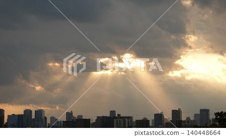Crepuscular rays shining through gaps in the clouds 140448664