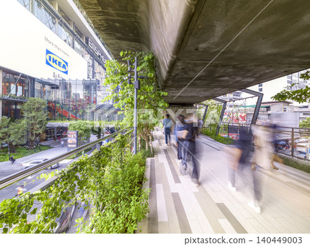 連接曼谷EmSphere和BTS Phrom Phong站的高架人行天橋 / 泰國曼谷 140449003