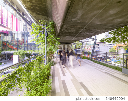 連接曼谷EmSphere和BTS Phrom Phong站的高架人行天橋 / 泰國曼谷 140449004