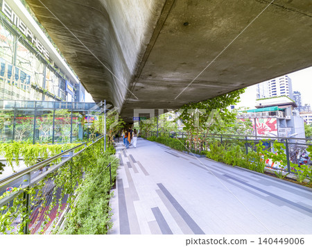 連接曼谷EmSphere和BTS Phrom Phong站的高架人行天橋 / 泰國曼谷 140449006