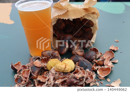 bag of roasted chestnuts with beer-bag of roasted chestnuts with beer- bag of roasted chestnuts with beer-bag of roasted chestnuts with beer- 140449062