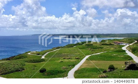 宮古島東邊那崎岬:珊瑚礁與高聳的岩層。 宮古島東邊那崎岬:珊瑚礁與高聳的岩層。 140449078