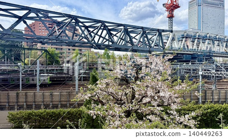 東京港區的塔卡納瓦橋高架橋上,可欣賞盛開的櫻花美景。 東京港區的塔卡納瓦橋高架橋上,可欣賞盛開的櫻花美景。 140449263