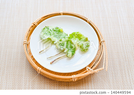 以野生蜂斗菜葉製成的天婦羅 140449594