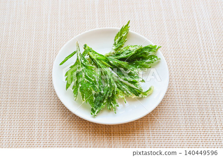Mugwort sprouts tempura Mugwort sprouts tempura 140449596